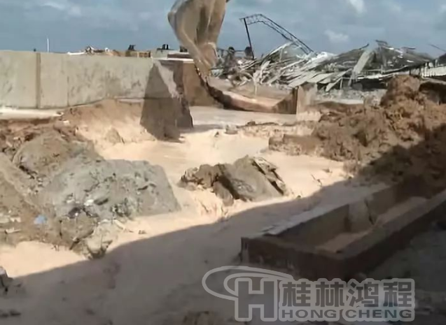 廉江政府鐵腕整治拆除一高嶺土廠，連設(shè)備都砸碎！