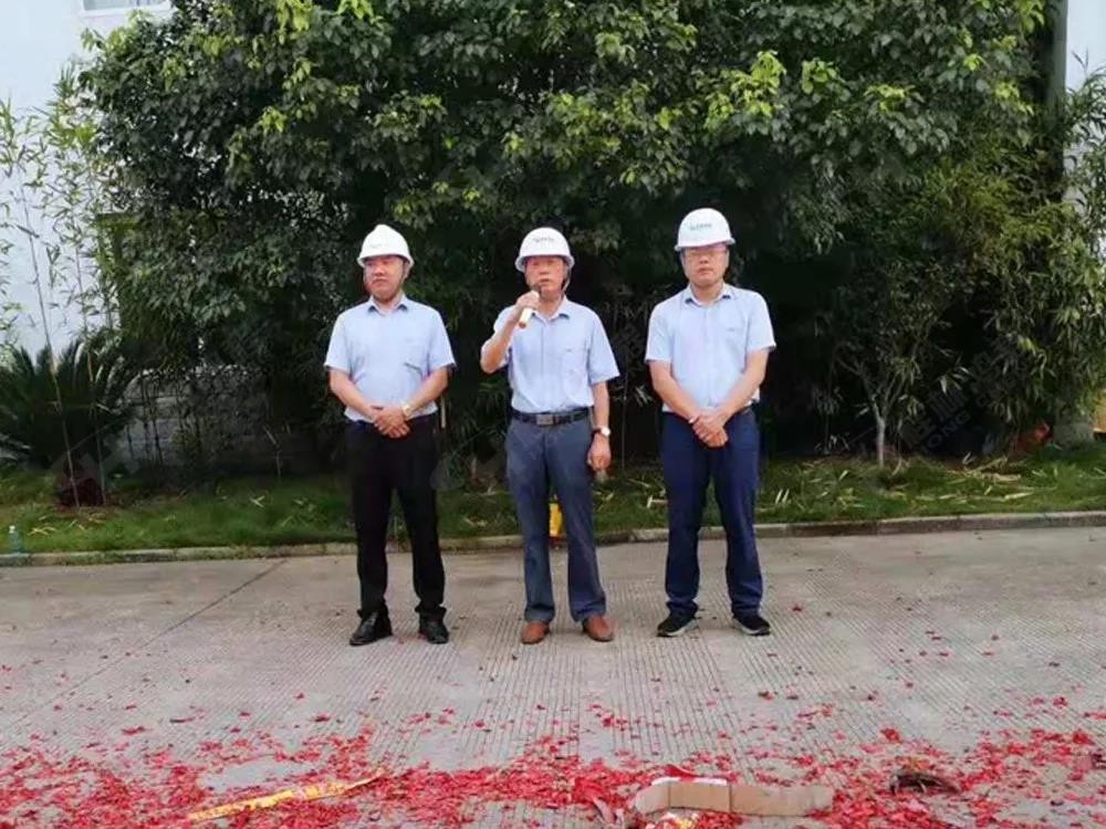 桂林鴻程董事長容平勛發(fā)表致辭桂林鴻程機(jī)電設(shè)備有限公司廠區(qū)2#生產(chǎn)廠房開工大吉！