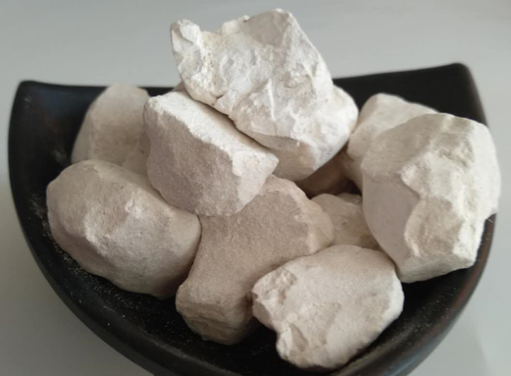 生石灰燒完還要磨粉嗎？生石灰塊磨粉機